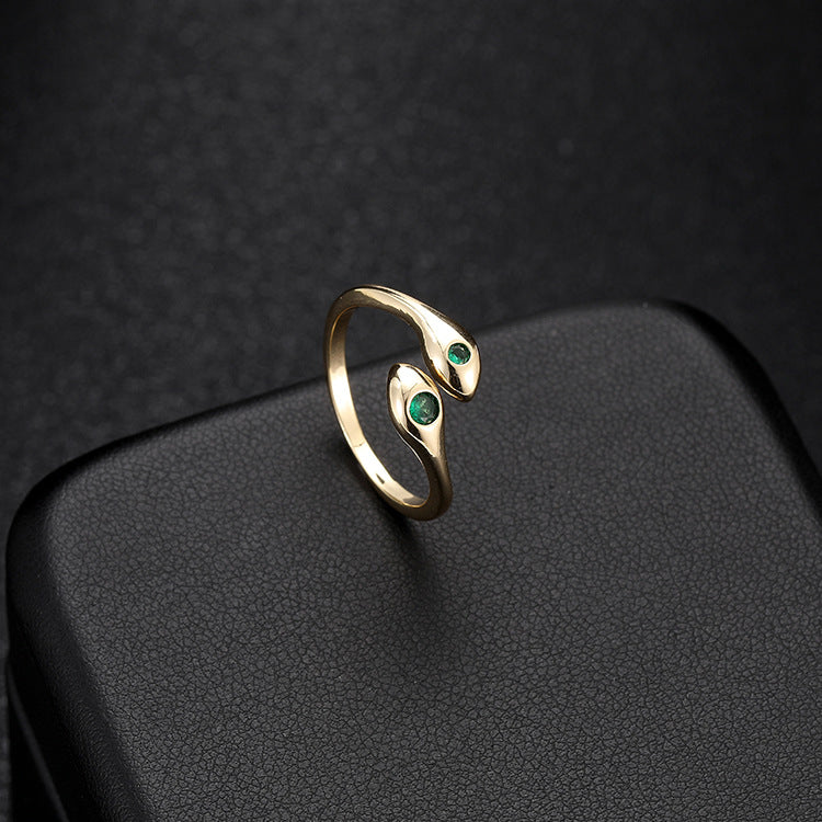 Emerald Snake Ring – auf dunklem Untergrund