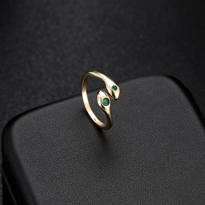 Emerald Snake Ring – auf dunklem Untergrund