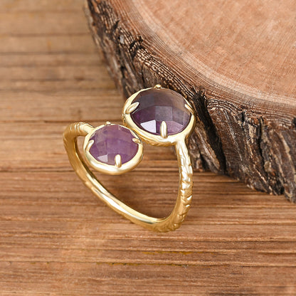 Twin Soul Ring Amethyst – getragen an der Hand